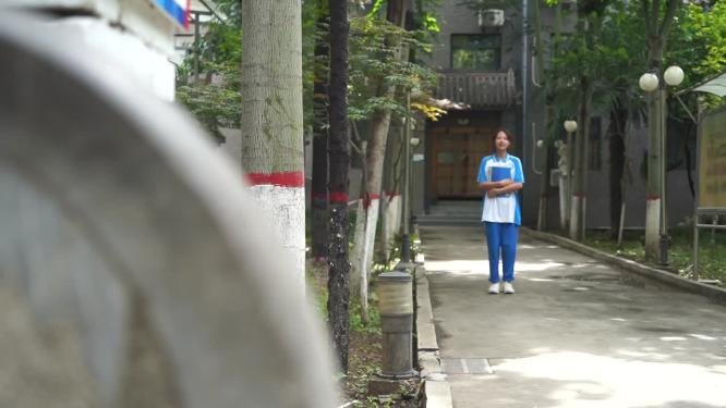 美女中学生步行去学校上课 