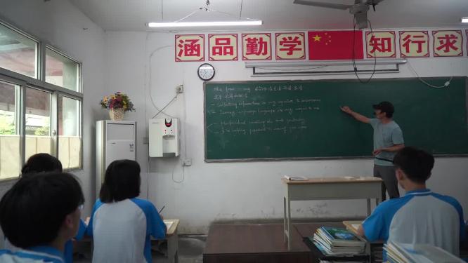 中学学生上课课堂老师讲课课下 看书复习校园生活环境 