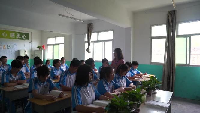 中学学生上课课堂老师讲课课下看书复习校园生活环境