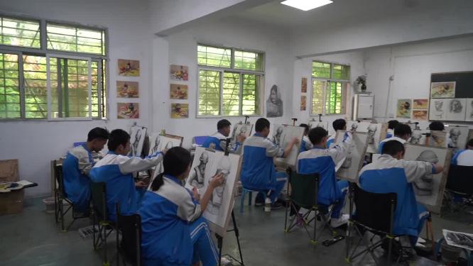 中学学生上课课堂老师讲课课下看书复习校园生活环境