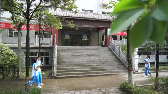 美女中学生步行去学校上课