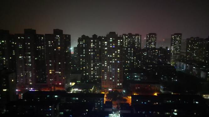 万家灯火小区夜景居民楼楼房亮灯温暖的家