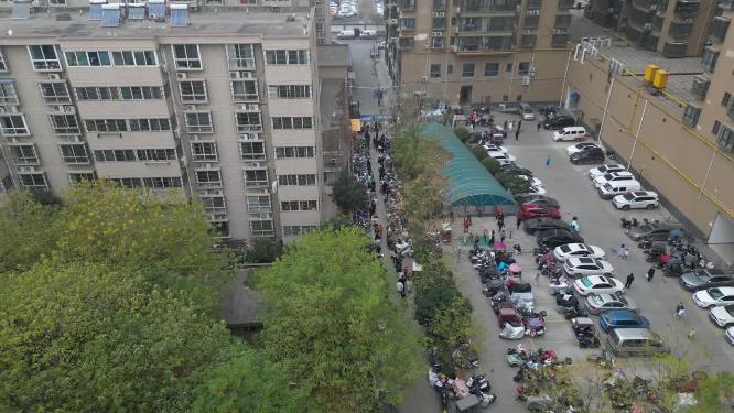 西安疫情做核酸小区居民排队航拍抗击疫情