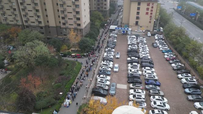 西安疫情做核酸小区居民排队航拍抗击疫情