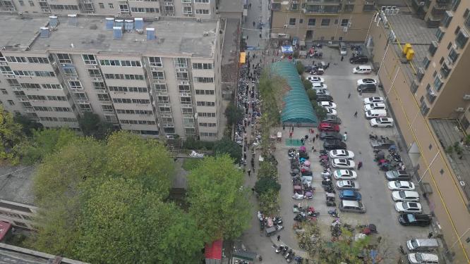 西安疫情做核酸小区居民排队航拍抗击疫情