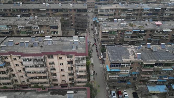 西安疫情做核酸小区居民排队航拍抗击疫情