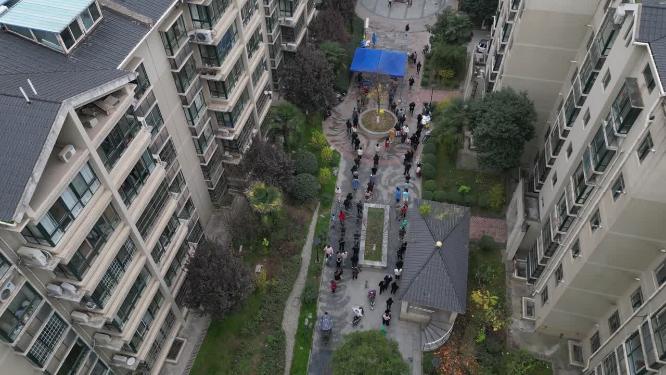 西安疫情做核酸小区居民排队航拍抗击疫情