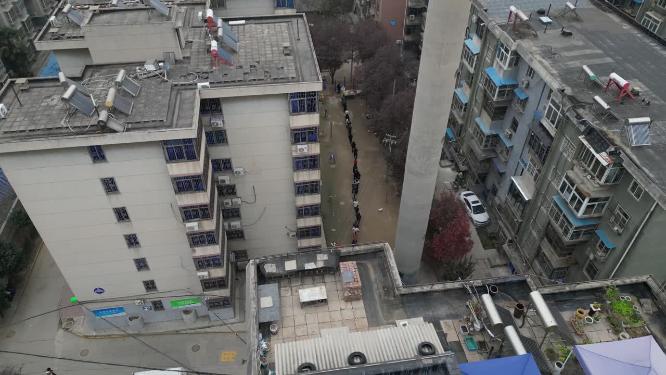 西安疫情做核酸小区居民排队航拍抗击疫情