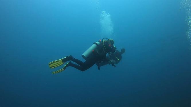 实拍海底潜水员