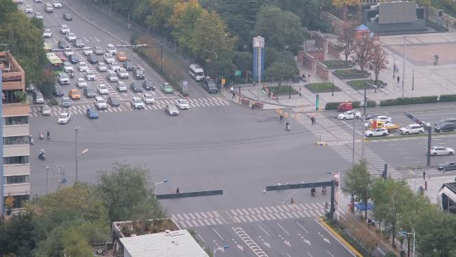白天西安高新区唐延路的车流