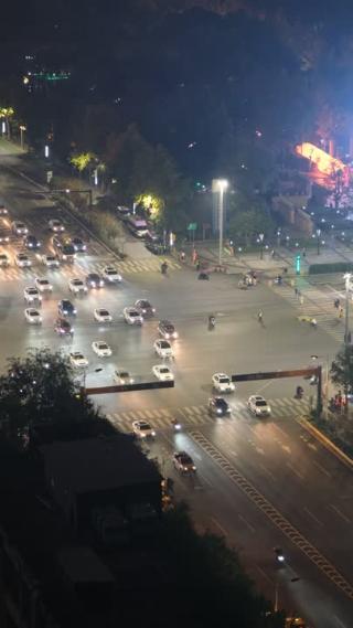 夜晚西安高新区唐延路的车流