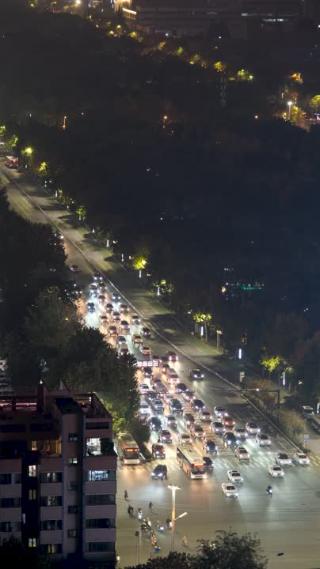 夜晚西安高新区唐延路的车流
