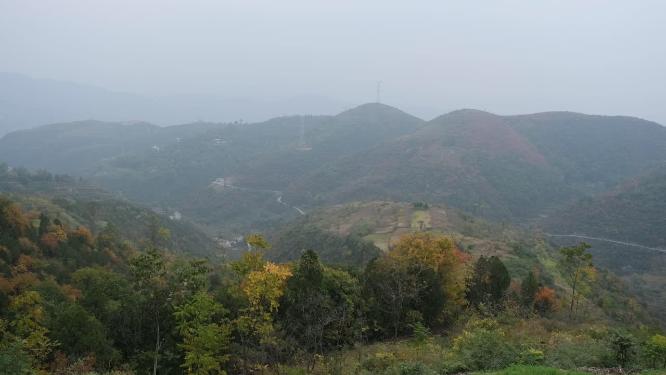 秋天山谷中的山村 