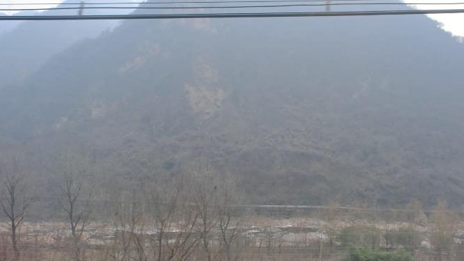 火车上拍摄冬天秦岭山中的风光