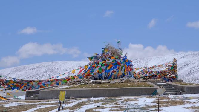 雪山下寒风中的蒙古族敖包