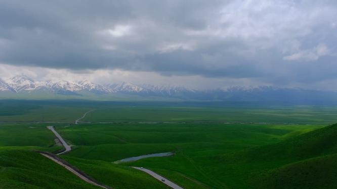 新疆那拉提一望无际的草原雪山绝美风光