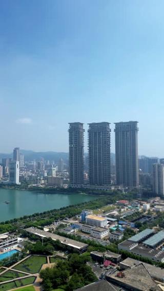 高清航拍晴天蓝天下的厦门城市风光