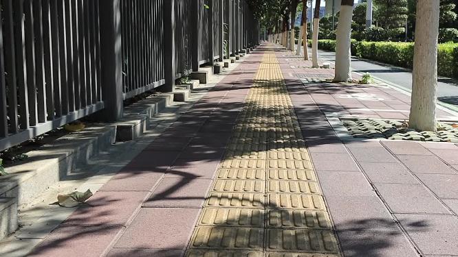 冬天阳光下的的城市人行道