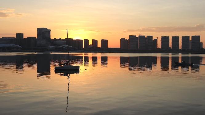 日出清晨宁静海湾中的帆船