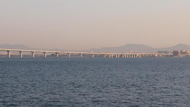 清晨日出后的翔安大桥和新体育馆