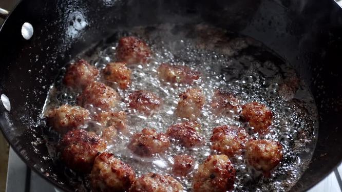 传统春节炸肉圆狮子头