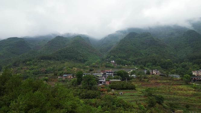 云雾缭绕的重庆北碚缙云山自然风光航拍