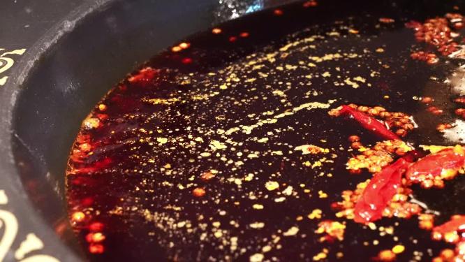 重庆美食视频素材：沸腾的红汤火锅