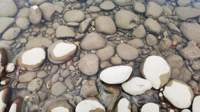 重庆嘉陵江鹅卵石清澈水面随微风缓缓流淌背景