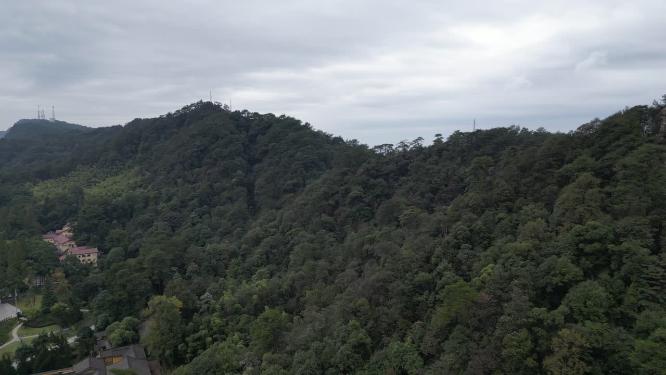 俯瞰重庆缙云山脉与北碚嘉陵江自然风光