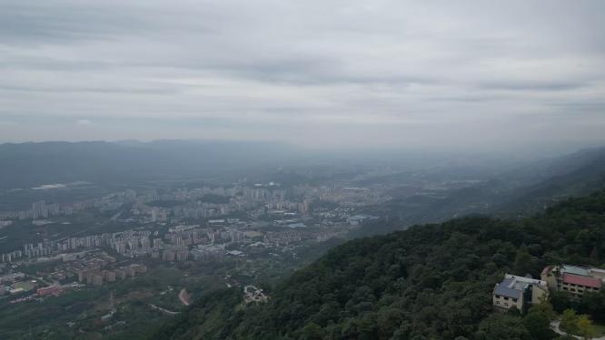 俯瞰重庆缙云山脉与北碚嘉陵江自然风光
