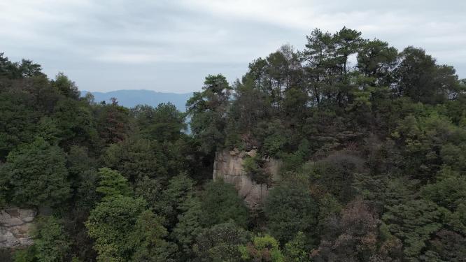 俯瞰重庆缙云山脉与北碚嘉陵江自然风光