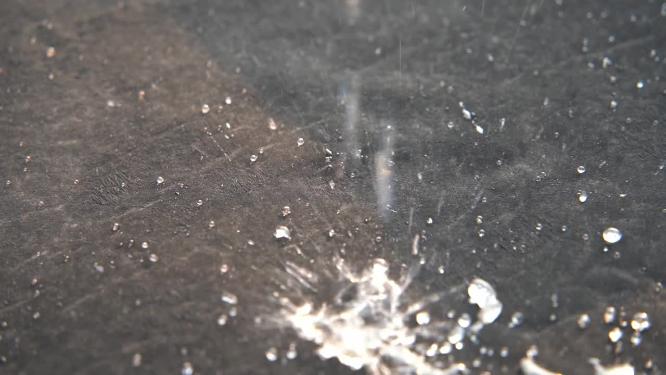 慢镜头水流到地面晶莹剔透的水光