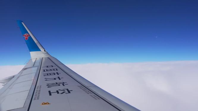 4K中国南方航空飞机在云层之上窗外蓝天