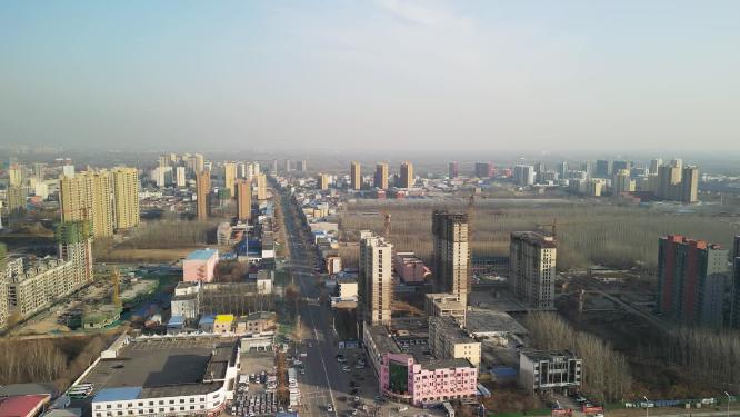 4K航拍北方冬天的小城市街道天际线