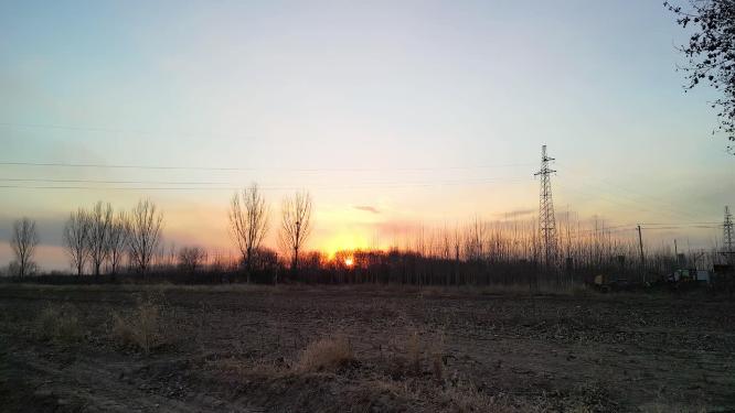 4K北方冬天农村输电塔与夕阳日落美景