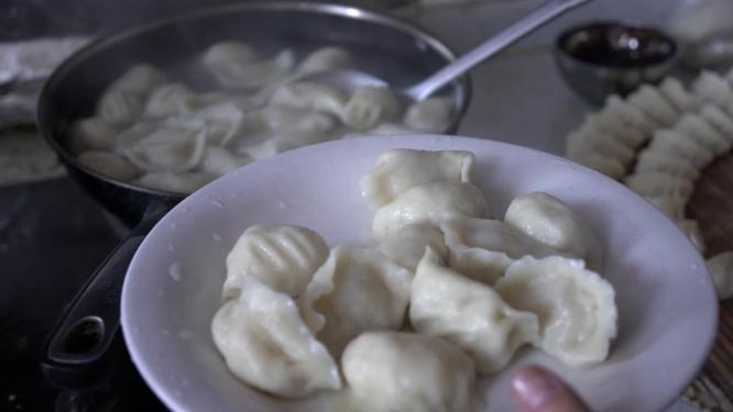 4K春节冬至传统节日-煮饺子出锅捞饺子