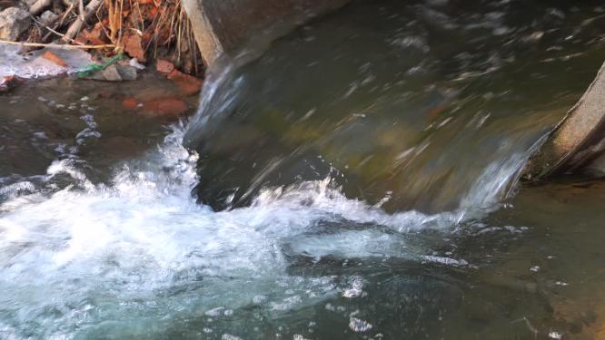 4K管道中奔腾而出的河水水流