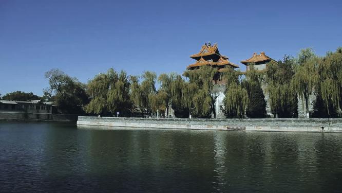 北京城角边湖边角楼