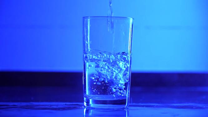 水杯倒水慢动作