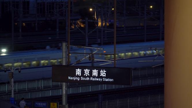 缓缓行驶中的高铁动车