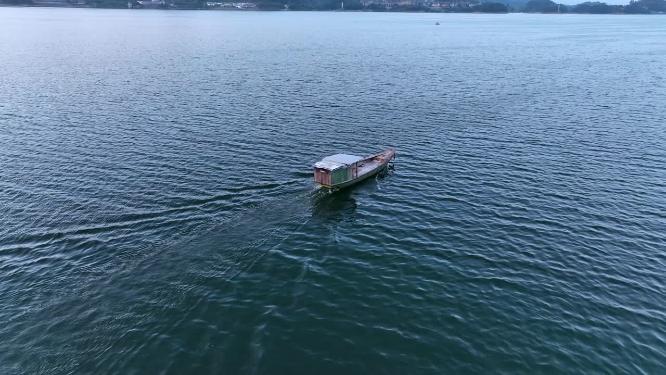 杭州千岛湖景区上的船只