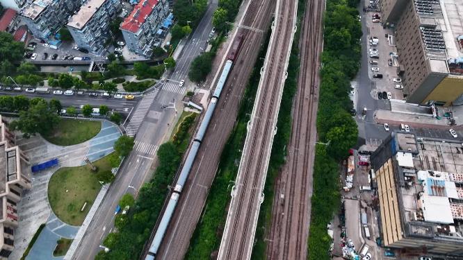 日出阳光下在城市中穿行的高铁火车