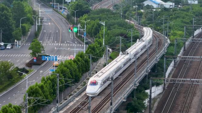 日出阳光下在城市中穿行的高铁火车