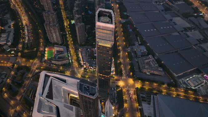 航拍落日夜幕下的南京地标双子塔建筑