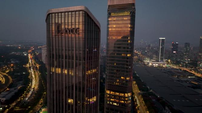 航拍落日夜幕下的南京地标双子塔建筑