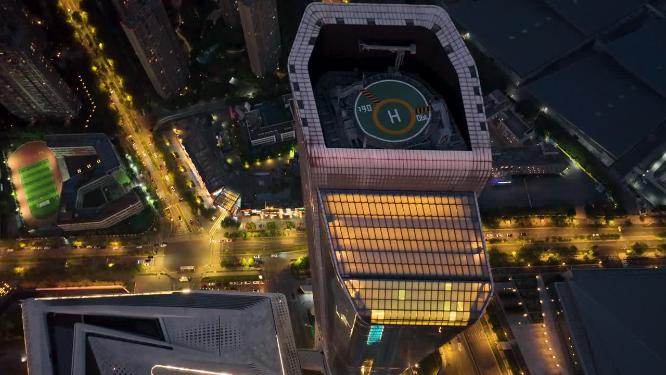 航拍落日夜幕下的南京地标双子塔建筑