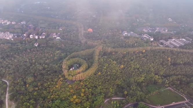 日出光照云海下的南京中山陵美龄宫