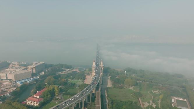 航拍云海中的南京长江大桥风光