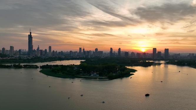 航拍日落时的南京玄武湖和城区风光