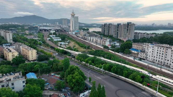 航拍在城市中穿行的高铁动车